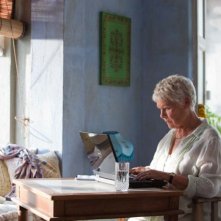 Marigold Hotel: Judi Dench al computer in un'immagine tratta dal film