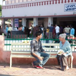 Marigold Hotel: Judi Dench insieme al giovane Dev Patel in una scena del film