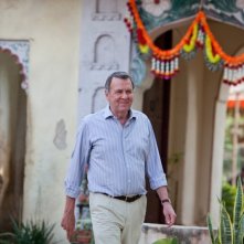 Marigold Hotel: Tom Wilkinson sorride in una scena del film