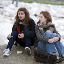 17 ragazze: Louise Grinberg parla con Yara Pilartz in un'immagine del film