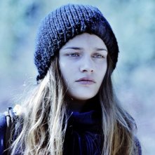 17 ragazze: un pensieroso primo piano di Louise Grinberg in una scena del film