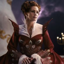Biancaneve: Julia Roberts nei panni della Regina in una bella immagine tratta dal film