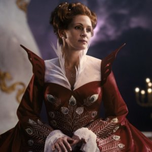 Biancaneve: Julia Roberts nei panni della Regina in una bella immagine tratta dal film