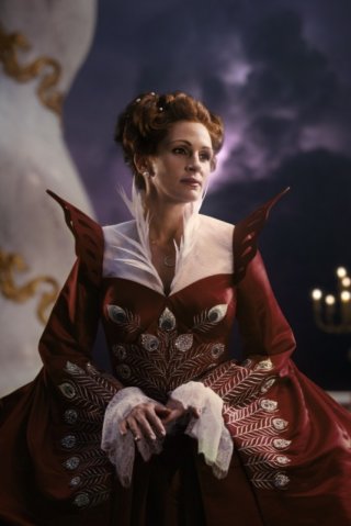 Biancaneve: Julia Roberts nei panni della Regina in una bella immagine tratta dal film