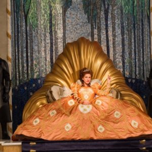 Biancaneve: Julia Roberts nei panni della Regina in una scena del film