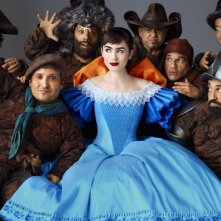 Biancaneve: Lily Collins insieme ai sette nani in una foto promozionale