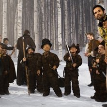 Biancaneve: Martin Klebba, Mark Povinelli, Jordan Prentice, Danny Woodburn, Ronald Lee Clark sul set con il regista Tarsem Singh