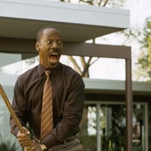 Eddie Murphy brandisce un'accetta nella commedia A Thousand Words, del 2012