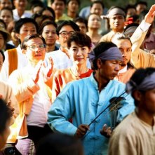 Michelle Yeoh tra la folla in una scena del biopic The Lady