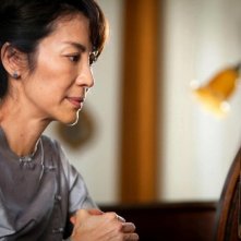 The Lady: Michelle Yeoh è Aung San Suu Kyi in una scena del film in cui cerca di ascoltare alla radio il discorso dei figli durante la consegna del Premio Nobel per la Pace 1991