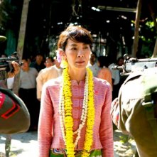 The Lady: Michelle Yeoh è Aung San Suu Kyi in una significativa scena del film