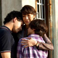 The Lady: Michelle Yeoh in una scena del film insieme ai 'figli' Jonathan Woodhouse e Jonathan Raggett