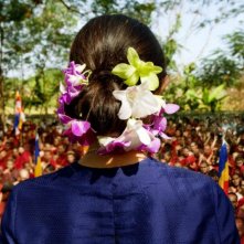 Una bellissima immagine di spalle di Michelle Yeoh tratta dal dramma The Lady