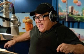 Lorax - Il guardiano della foresta: Danny DeVito in sala doppiaggio mentre parla a nome di Lorax