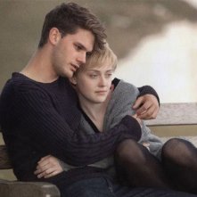 Dakota Fanning e Jeremy irvine abbracciati in Now Is Good