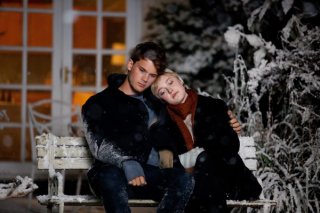 Dakota Fanning e Jeremy irvine in una scena di Now Is Good
