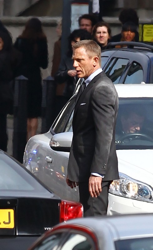 Daniel Craig Si Muove Tra Le Auto Sul Set Di Skyfall 233987