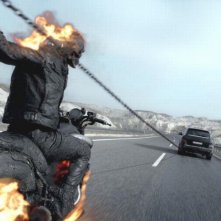 Ghost Rider: Spirito di vendetta, il motociclista fantasma in una scena d'azione del film