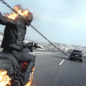 Ghost Rider: Spirito di vendetta, il motociclista fantasma in una scena d'azione del film