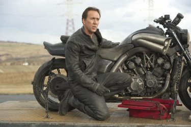 Ghost Rider: Spirito di vendetta, Nicolas Cage alle prese con la sua moto in una scena del film