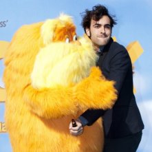 Lorax - Il guardiano della foresta: Lorax abbraccia Marco Mengoni durante la presentazione romana del film