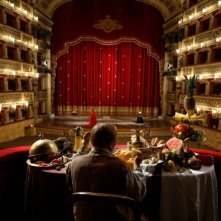 Quijote: Lucio Dalla di spalle in teatro in un'immagine del film