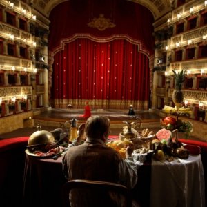 Quijote: Lucio Dalla di spalle in teatro in un'immagine del film