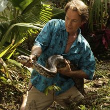 Bruce Greenwood maneggia un rettile nel pilot di The River