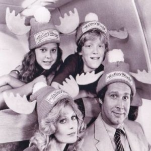 Chevy Chase e Beverly D'Angelo in National Lampoon's Vacation con Anthony Michael Hall e Dana Barron