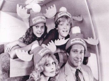 Chevy Chase e Beverly D'Angelo in National Lampoon's Vacation con Anthony Michael Hall e Dana Barron