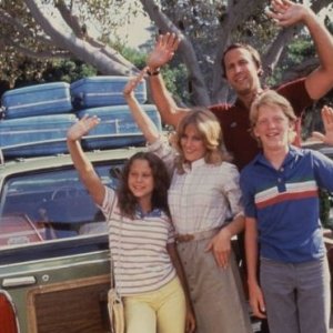 Chevy Chase e Beverly D'Angelo in National Lampoon's Vacation insieme ad Anthony Michael Hall e Dana Barron
