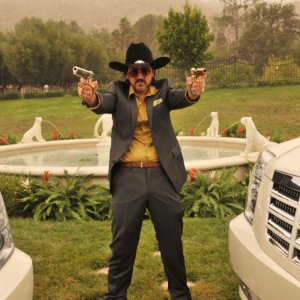 Pistole in pugno per Diego Luna in Casa de mi padre