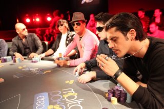 Poker Generation: Andrea Montovoli in una scena del film al tavolo da poker