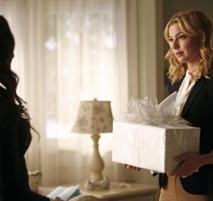 Revenge: Emily VanCamp e Madeleine Stowe nell'episodio Scandal