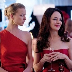 Revenge: Madeleine Stowe e Emily VanCamp in una scena dell'episodio Chaos