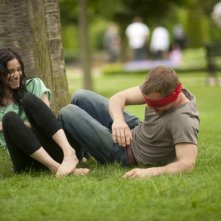 StreetDance 2: Falk Hentschel con Sofia Boutella si rilassano su un prato in una scena del film