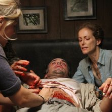 The River: Eloise Mumford, Paul Blackthorne e Leslie Hope in una scena (episodio Los Ciegos)