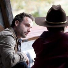 The Walking Dead: Andrew Lincoln e Chandler Riggs in una intensa scena dell'episodio Il giustiziere