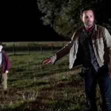 The Walking Dead: Andrew Lincoln e Chandler Riggs in una sequenza dell'episodio Il giustiziere
