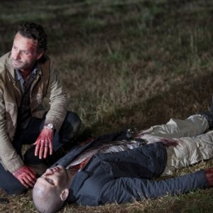 The Walking Dead: Andrew Lincoln e Jon Bernthal in un drammatico momento dell'episodio Il giustiziere