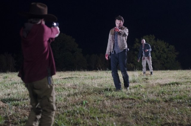 The Walking Dead Andrew Lincoln Jon Bernthal E Chandler Riggs In Una Drammatica Sequenza Dell Episod 234216
