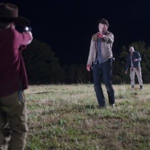 The Walking Dead: Andrew Lincoln, Jon Bernthal e Chandler Riggs in una drammatica sequenza dell'episodio Il giustiziere