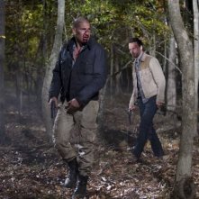 The Walking Dead: Jon Bernthal e Andrew Lincoln in una sequenza dell'episodio Il giustiziere