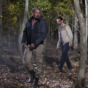 The Walking Dead: Jon Bernthal e Andrew Lincoln in una sequenza dell'episodio Il giustiziere