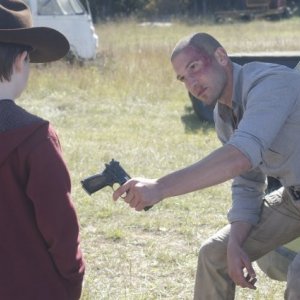 The Walking Dead: Jon Bernthal e Chandler Riggs in una sequenza dell'episodio Il giustiziere
