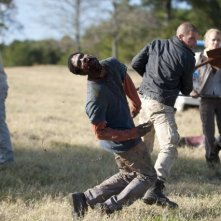The Walking Dead: Jon Bernthal, Laurie Holden e IronE Singleton in una sequenza dell'episodio Il giustiziere