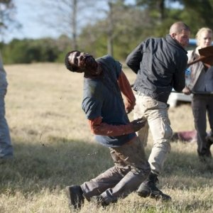The Walking Dead: Jon Bernthal, Laurie Holden e IronE Singleton in una sequenza dell'episodio Il giustiziere