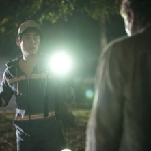 The Walking Dead: Steven Yeun affronta un Errante in una sequenza dell'episodio Il giustiziere
