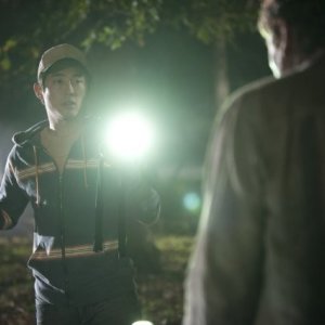 The Walking Dead: Steven Yeun affronta un Errante in una sequenza dell'episodio Il giustiziere