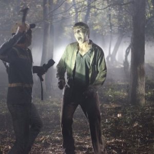 The Walking Dead: Steven Yeun contro un Errante in una sequenza dell'episodio Il giustiziere